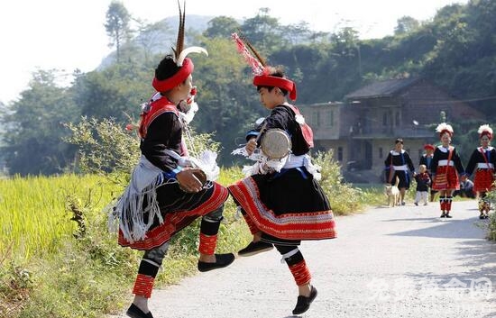 瑶族的风俗习惯历史悠久，瑶族人热情好客受到许多人喜爱