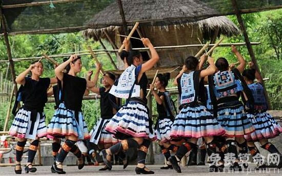瑶族的风俗习惯历史悠久，瑶族人热情好客受到许多人喜爱